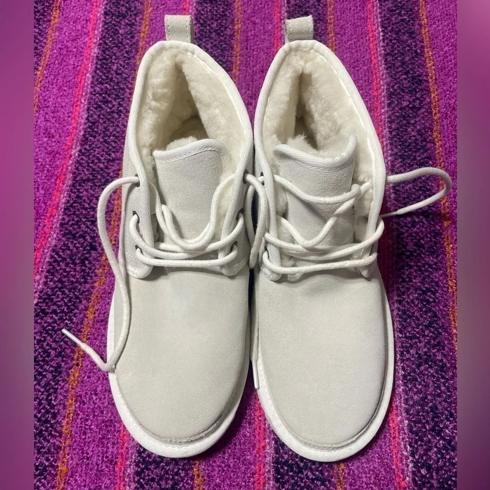 NWOB White/Gray Neumel Uggs, Men's size 10 S/N 3236